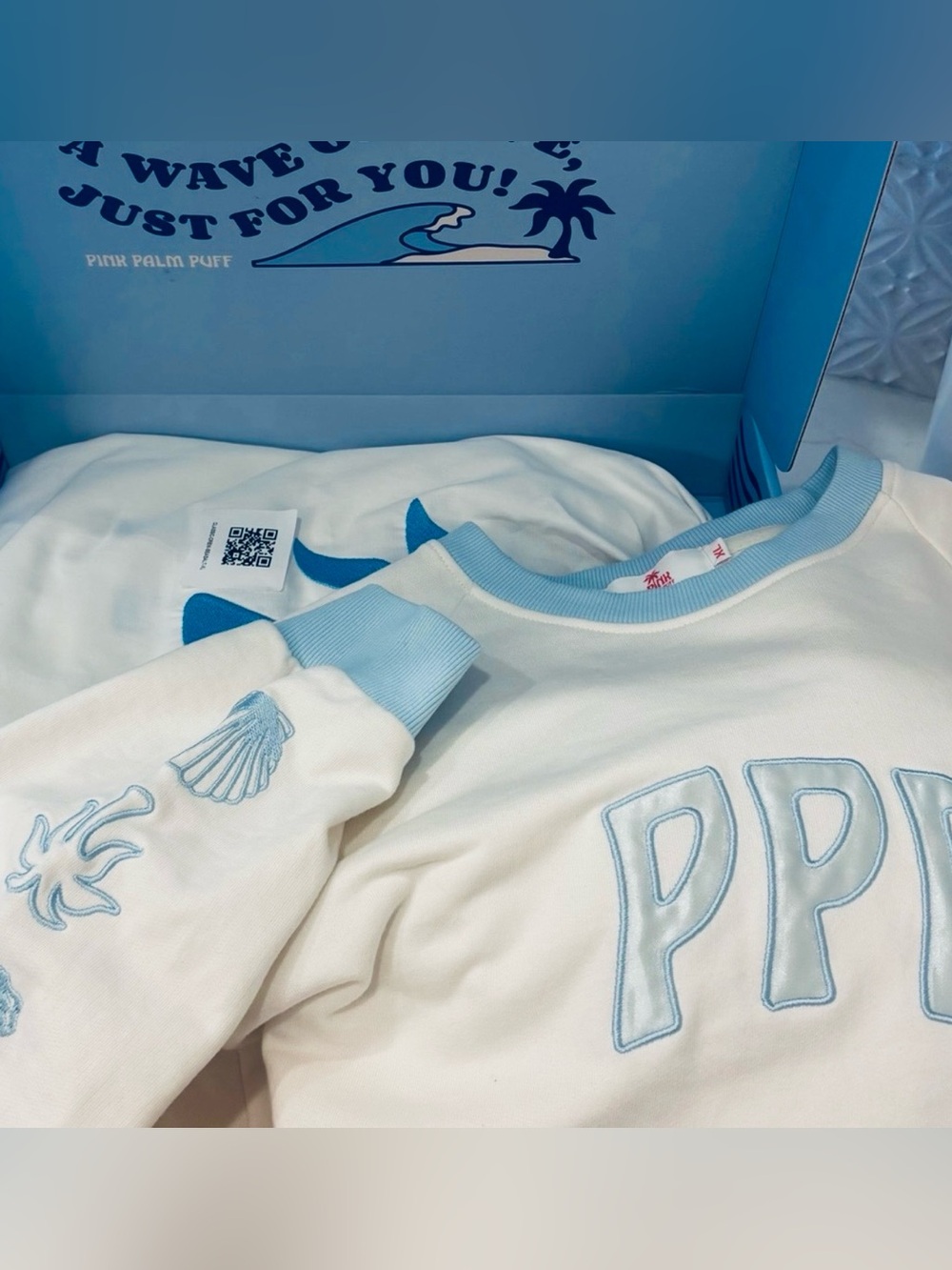 🩵Pink Palm Puff Coastal Classic Crew Seasalt XL White + Light Blue sweatshirt